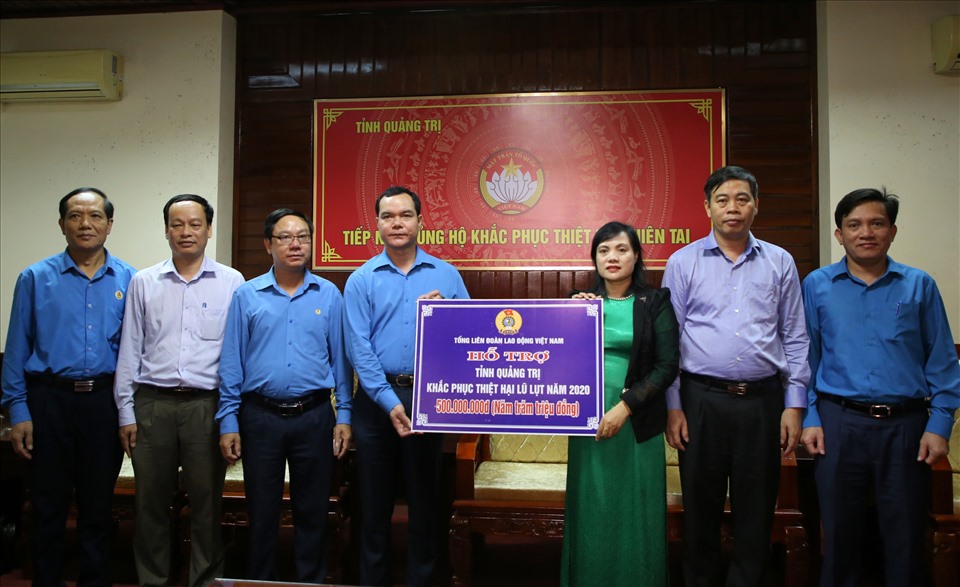 Tổng LĐLĐ Việt Nam trao tiền hỗ trợ khắc phục bão lũ cho Quảng Trị