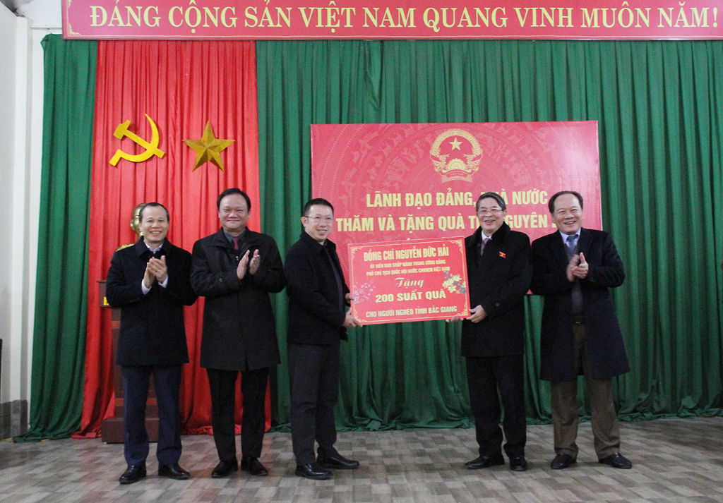 Phó Chủ tịch Quốc hội Nguyễn Đức Hải thăm tặng quà tết cho hộ nghèo, gia đình chính sách tỉnh Bắc...