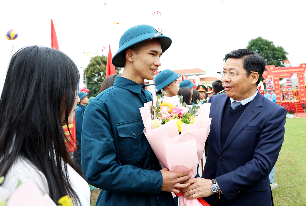 Các đồng chí lãnh đạo tỉnh Bắc Giang dự lễ giao nhận quân năm 2024