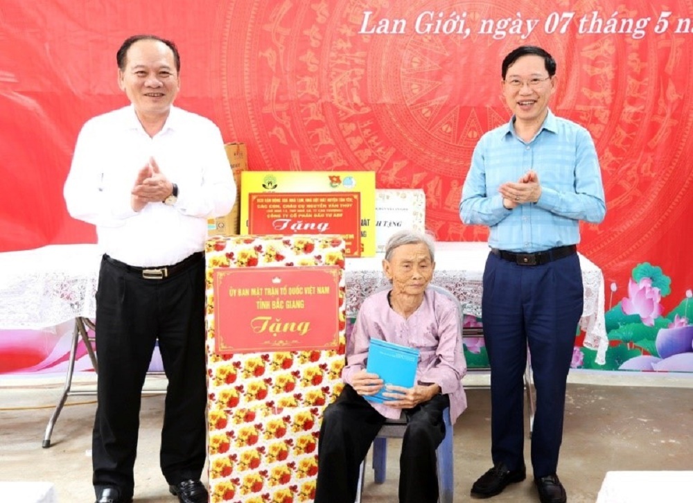 Chủ tịch UBND tỉnh Lê Ánh Dương dự trao nhà “đại đoàn kết” cho hộ nghèo tại xã Lan Giới|https://ldld.bacgiang.gov.vn/web/uy-ban-mat-tran-to-quoc-tinh-bac-giang/chi-tiet-tin-tuc/-/asset_publisher/M0UUAFstbTMq/content/chu-tich-ubnd-tinh-le-anh-duong-du-trao-nha-ai-oan-ket-cho-ho-ngheo-tai-xa-lan-gioi