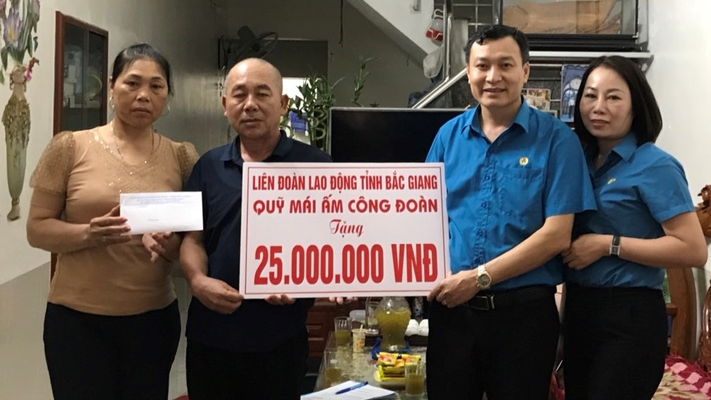 Công đoàn ngành Xây dựng Bắc Giang trao hỗ trợ kinh phí sửa chữa mái ấm công đoàn