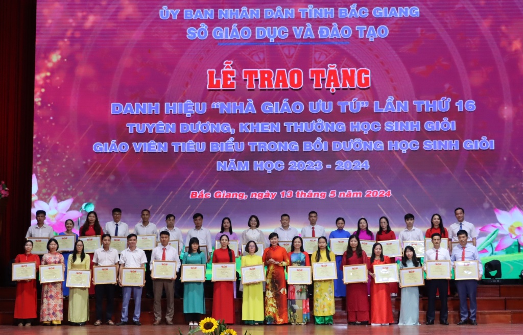 Bắc Giang: Trao danh hiệu Nhà giáo Ưu tú, tuyên dương, khen thưởng học sinh giỏi và giáo viên...